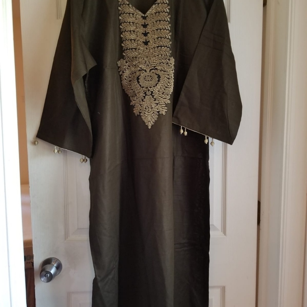 Long sleeves shirt with beautiful neckline